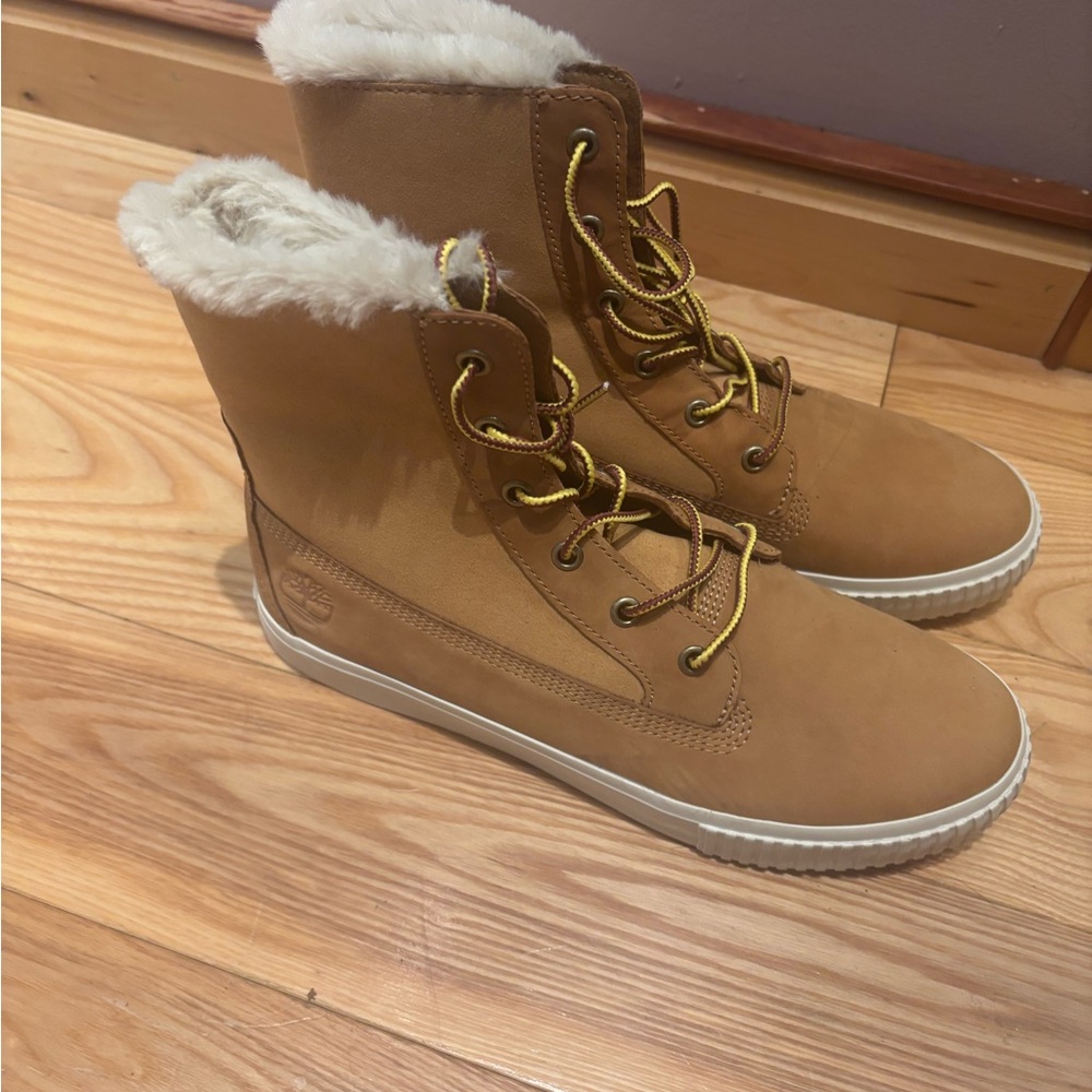 Timberland Tan Women's Boots with White Fur Lining